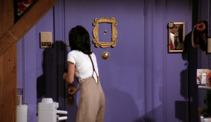 Fotograma del primer capítulo de 'Friends' en el que aparece el marco de la puerta