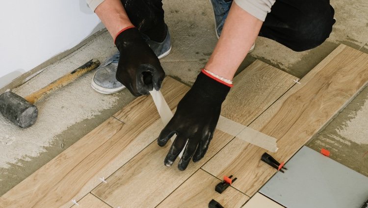 Si no utilizamos un sistema de clip senecesitarán adhesivos para unir las láminas