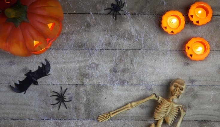 Las telarañas y los muñecos como momias o fantasmas ayudan a crear un ambiente espeluznante