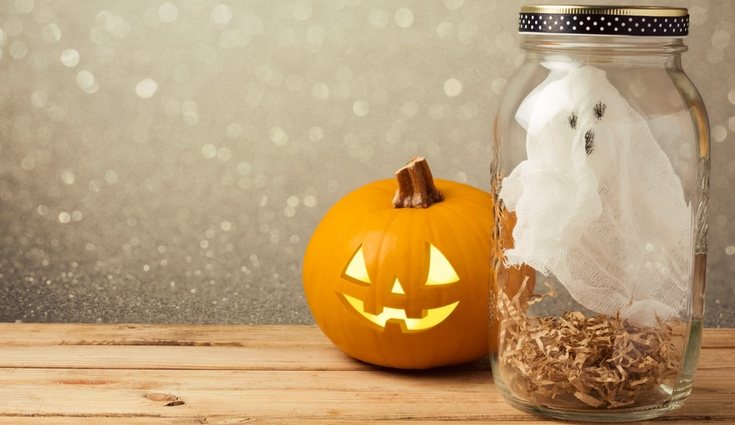 Los tarros con un fantasma dentro también serán ideales para que podamos hacerlos con nuestros hijos