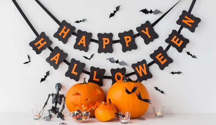 Esqueletos, gatos, calabazas... cualquier idea es buena para realizar una guirnalda de Halloween