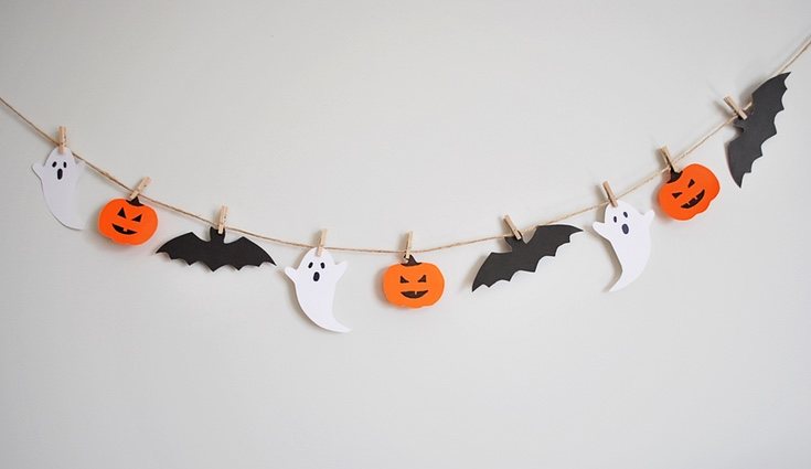 Los fantasmas son otro elemento clave del día de Halloween por lo que no puede faltar una guirnalda de ellos
