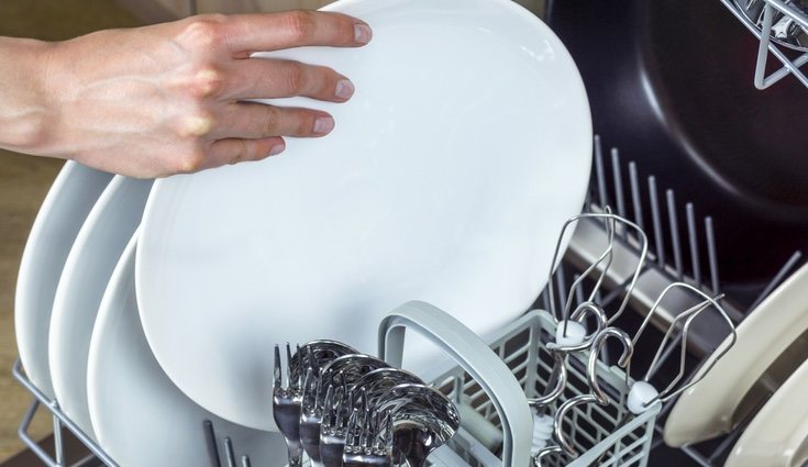 Los utensilios hechos de madera, plástico o porcelana es mejor no meterlos en el lavavajillas