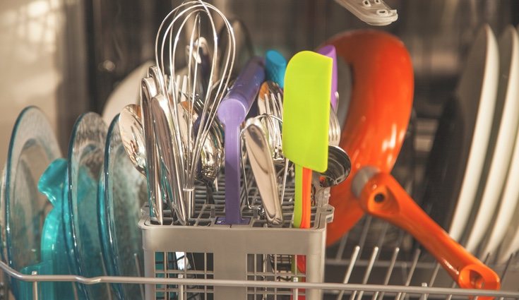 Para que el lavado sea eficiente tienes que aclarar la vajilla antes de introducirla en el electrodoméstico