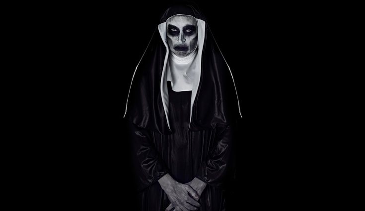 Para este disfraz necesitas un vestido largo y un trozo de tela negra