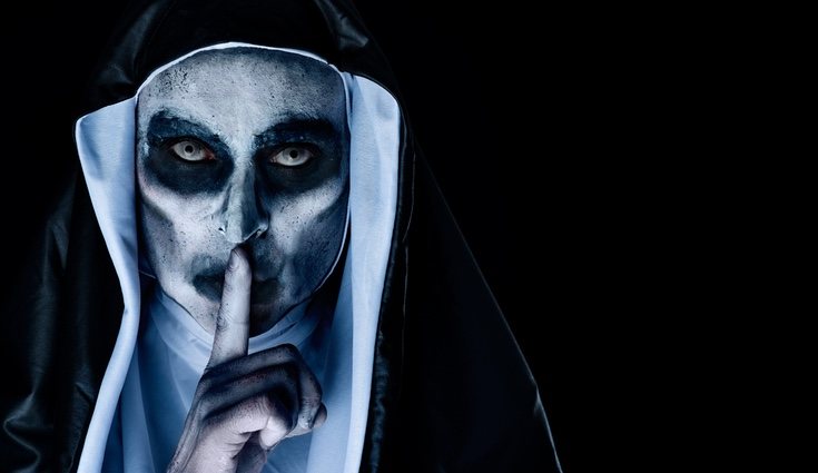 Para el maquillaje de 'La Monja' necesitas pintura blanca y sombra negra