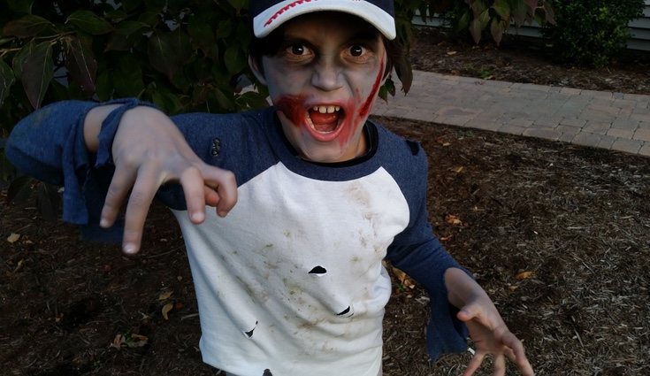 El disfraz de zombie es el más sencillo ya que puedes usar ropa vieja para rasgarla