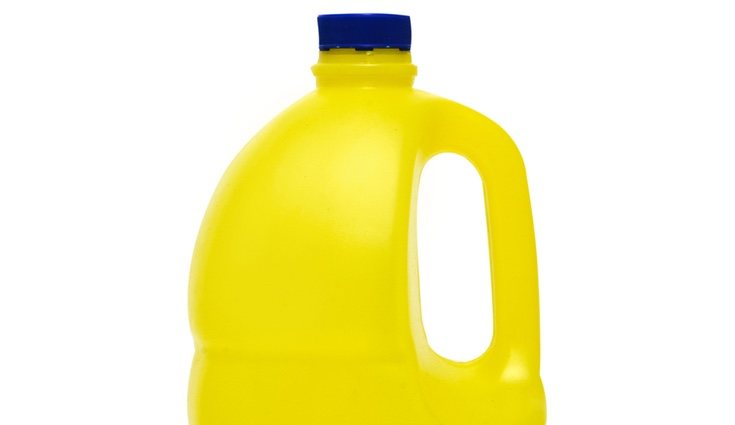 Sirve para limpiar el inodoro, quitar manchas de la ropa y para limpiar suelos de cerámica