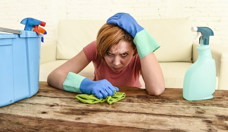 Para no estresarte limpiando, haz una lista de tareas para ese día