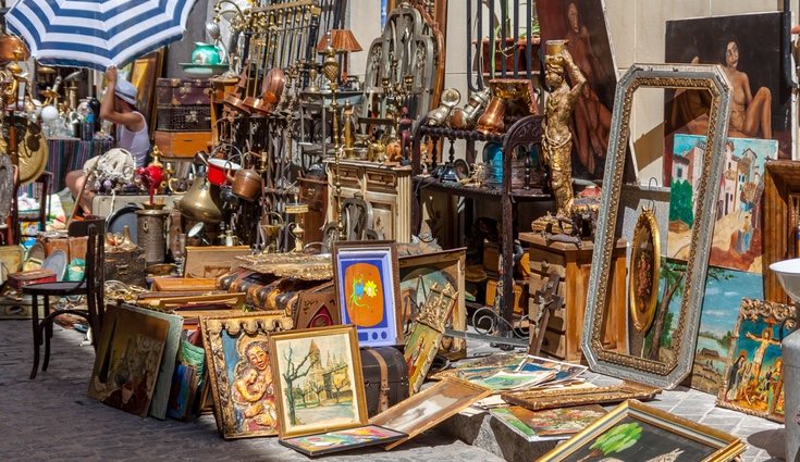 El escrito ha recurrido a El Rastro para comprar algunos objetos de decoración