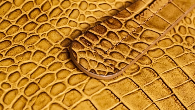 Al estampar tu propio bolso con animal print lo conviertes en único