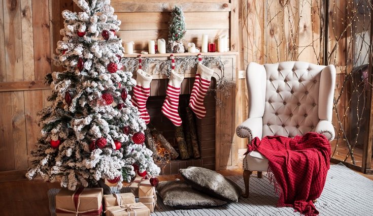 Originalmente estos adornos eran de color rojo con el borde blanco, a juego con Papá Noel