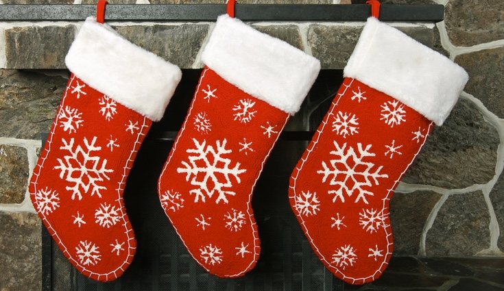 Si no tienes chimenea, puedes colocarlos debajo del árbol de Navidad