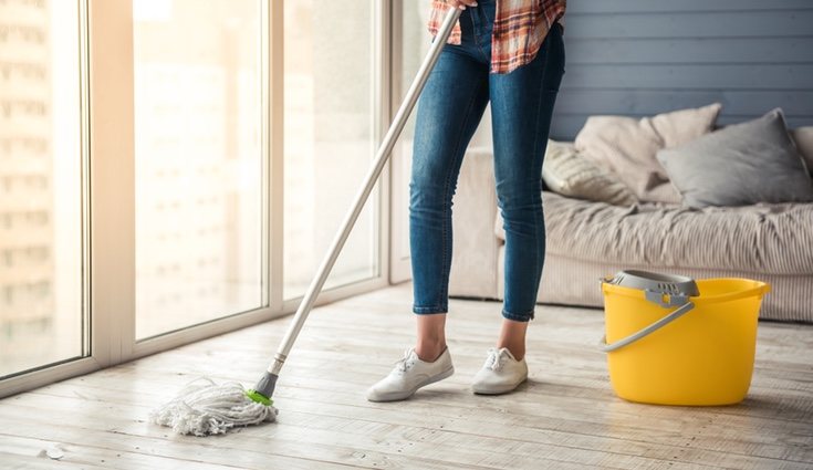 Si quieres limpiar tu tarima en profundidad usa agua caliente y fregona