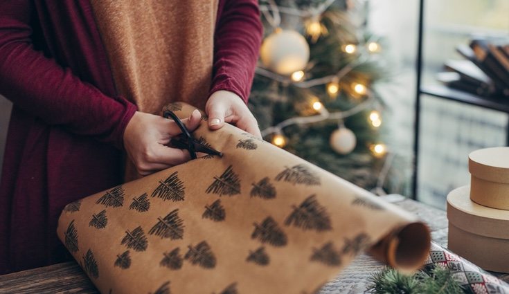 Puedes crear un diseño personalizado e imprimirlo para envolver tus regalos