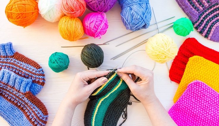 Par hacer una bufanda necesitas lana, agujas, tijeras y cinta métrica