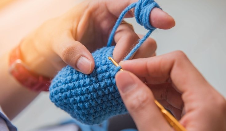 La línea de vida consiste en pasar la aguja gruesa con la hebra fina por los puntos de la aguja de tejer