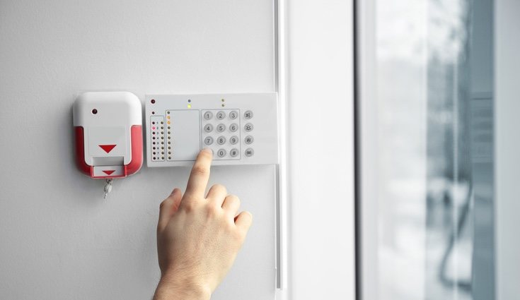 Se tiene que tener instalada una alarma para activarse en caso de robo