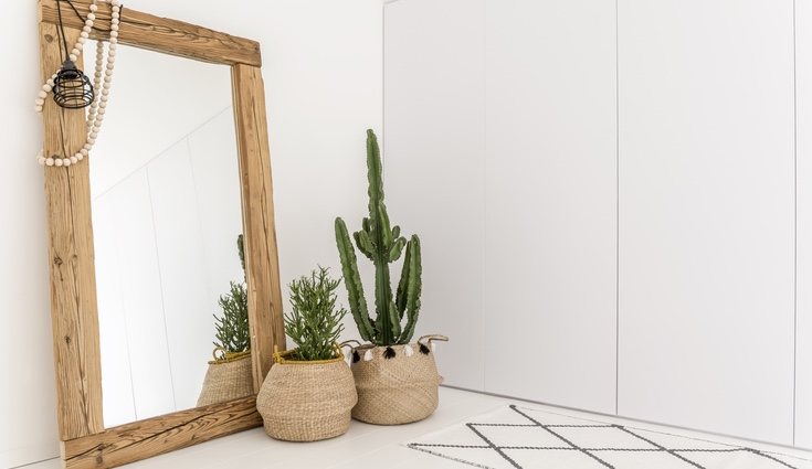 No te olvides de un buen espejo para aparentar un mayor tamaño de la habitación