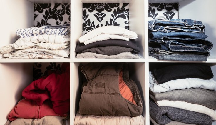 Lo ideal es las prendas que se puedan arrugar y que correspondan al tronco estén colgadas en perchas