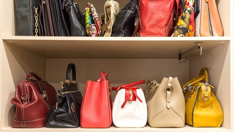 Si tienes un armario con el calzado puedes poner los bolsos también que los complementos este juntos 