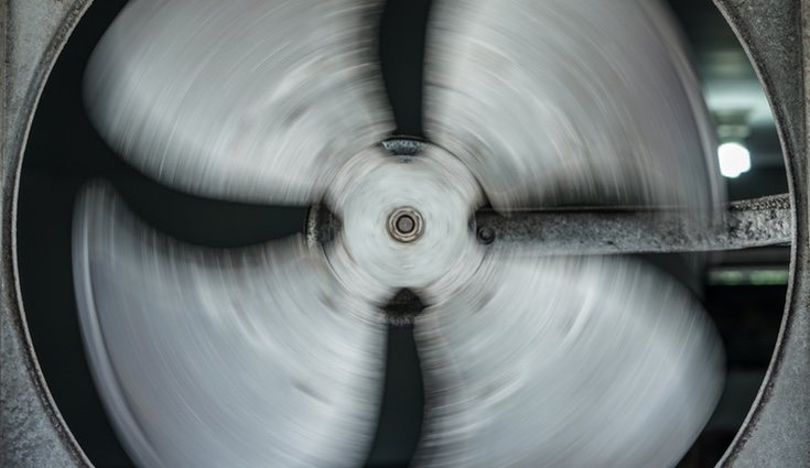 Tiene un ventilador que se encarga de transmitir energía para generar presión
