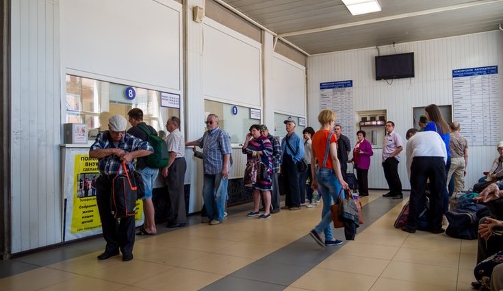 En el canso de que residas en el extranjero, temporal o definitivamente, debes ir al consulado