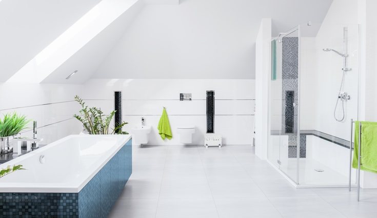 Cambiar los muebles o la iluminación darán un lavado de cara a tu baño