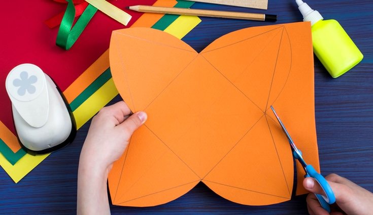 Debes poner cartulinas en tus fotografías para que sean más resistentes