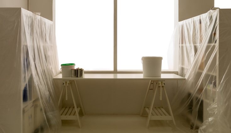 Antes de nada, tendrás que cubrir los muebles y el suelo para no ensuciar