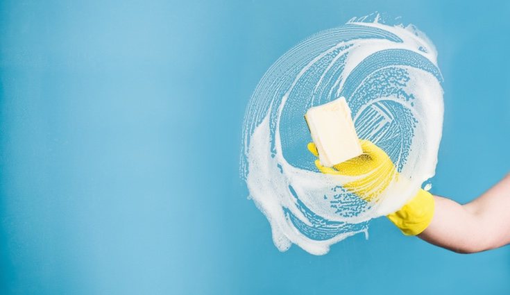 Frota la superficie de vidrio en un movimiento circular