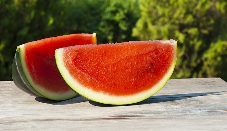  La sandía se ha considerado como un postre muy famoso, comúnmente cortado en rodajas y servido en frío