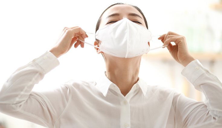 La mascarilla te ayudará a evitar tener los síntomas de alergia al polvo