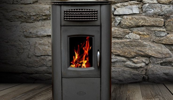 Los pellets se introducen automáticamente desde el depósito a la estufa