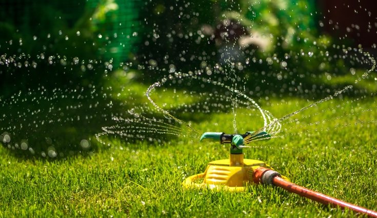 Procura que el agua solo caiga en la zona de riego