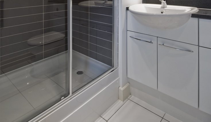 La mampara de hoja corredera se adapta a acualquier tipo de ducha