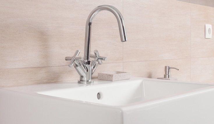 El grifo de repisa va incorporado sobre el lavabo