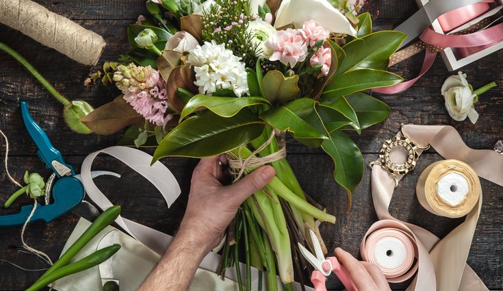 Es muy importante cortar el tallo antes de meter las flores en el jarrón