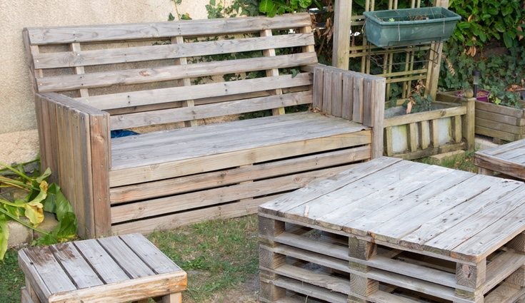Un sofá de palets puede ser una gran idea en la decoración del jardín