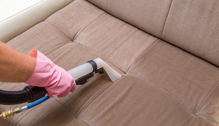 Conviene limpiar a fondo las fundas de la cama, sofá, cortinas o alfombras, que a veces pasan desapercibidas