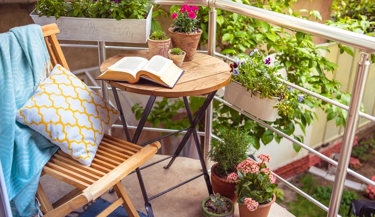 Es importante conectar con la naturaleza. Decora la terraza o balcón con plantas y flores