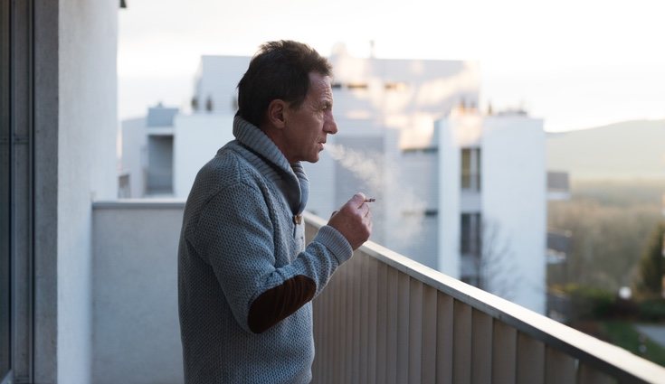 Si fumas, intenta hacerlo en espacios abiertos y no en el interior del hogar