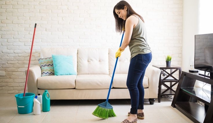 No barrer hace que se acumule arenilla y polvo en el suelo