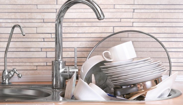 No dejes la vajilla sucia acumulada en el fregadero