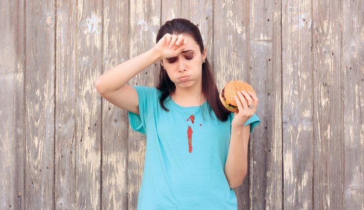 Habrá que quitar los pegotes de tomate que haya en la ropa