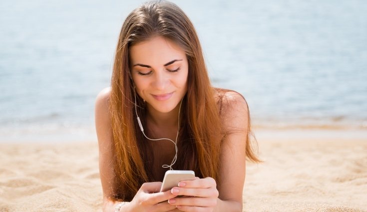 Aunque envitemos no mojar el móvil, la arena puede ser igual de perjudicial