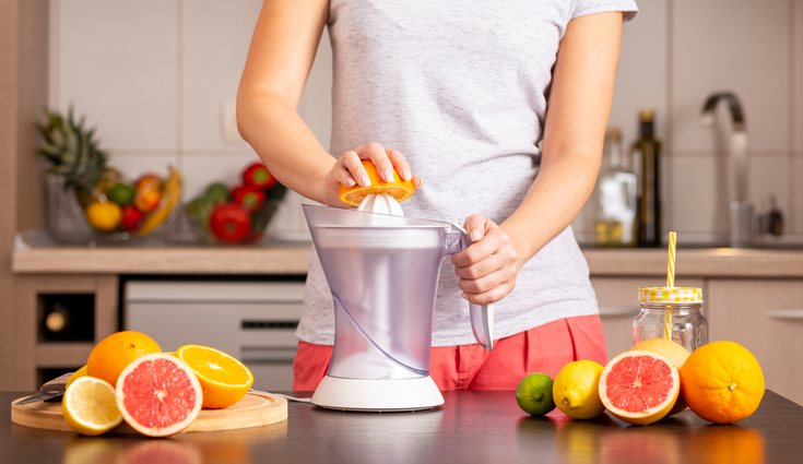 Los malos olores desaparecerán tan sólo expandiendo el zumo en el fondo del cubo