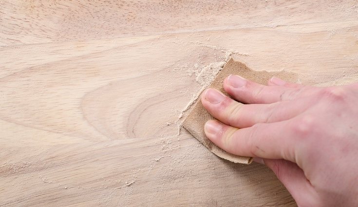 Lijar la madera es imprescindible para quitar las posibles astillas