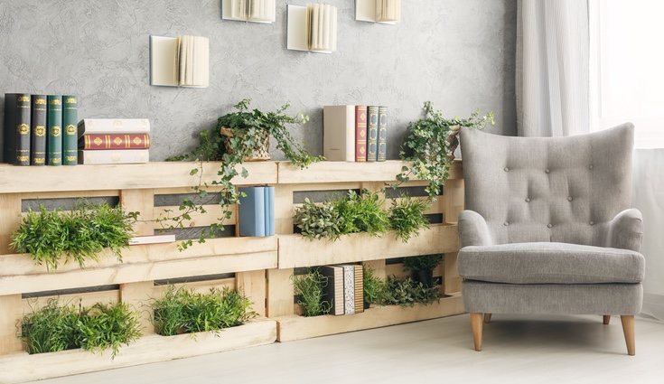 Puedes crear una estantería horizontal para colgarla en la pared o apoyarla en el suelo