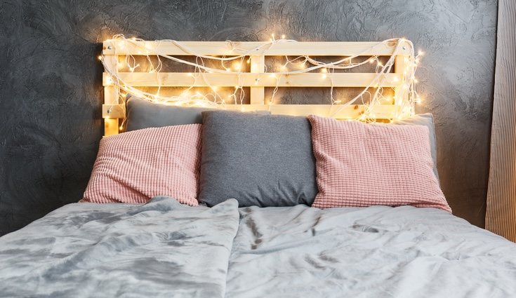 Un cabecero hecho con palets da un toque juvenil y bohemio